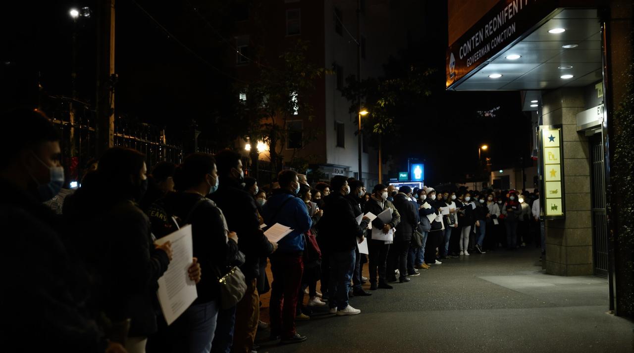 学区房政策突变：多校划片全面推行，家长连夜排队办理最后一批学区房手续
